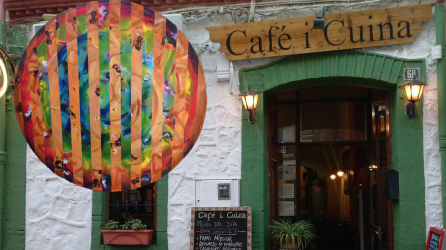 Podrás visitar una exposición de Tamoji llena de expresión y variedad a la vez que degustas uno de los apetitosos platos o o ricos cafés del "Café i Cuina". Por el momento estará hasta finales de ener